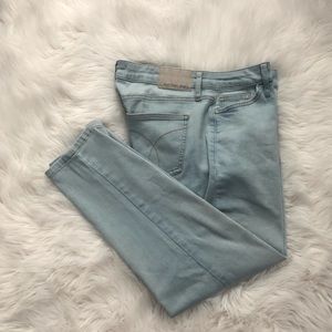 Light Wash Stretch Denim Calvin Klein Capri Jeans